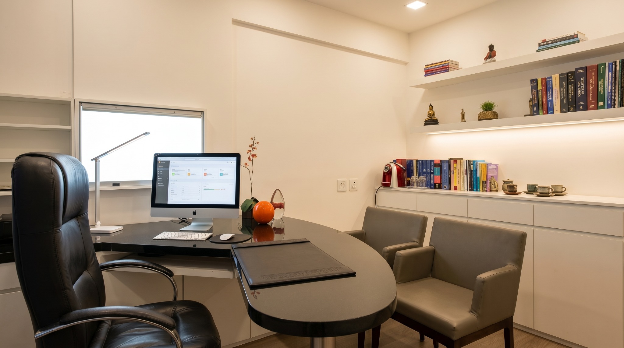 Consultório do Dr. Bruno Piassi com mesa de atendimento e poltronas